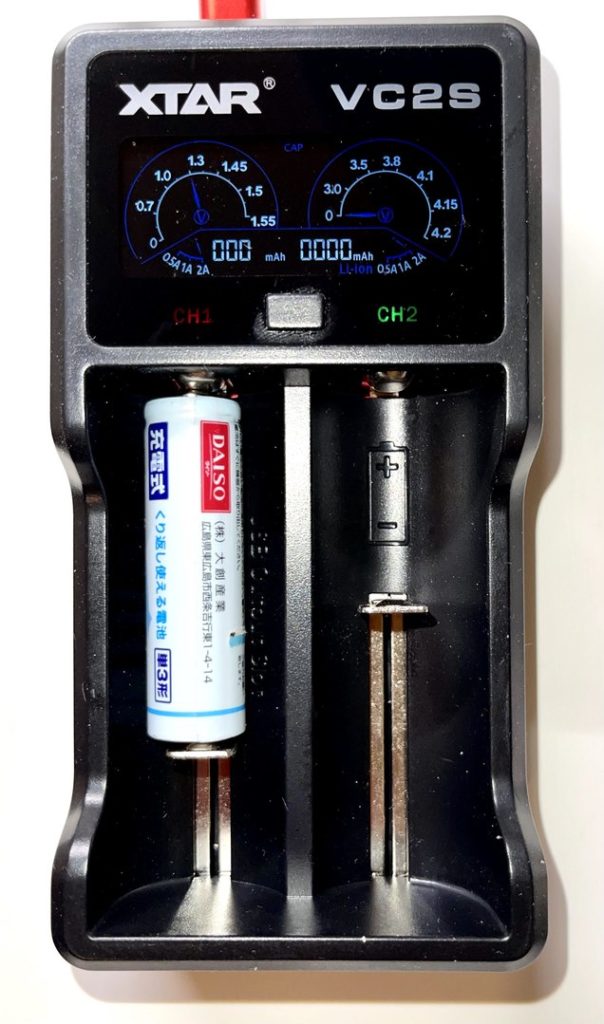 「XTAR（エクスター） VC2S 最大2Ax1/1Ax2 USB充電器」

充電中インジケーター